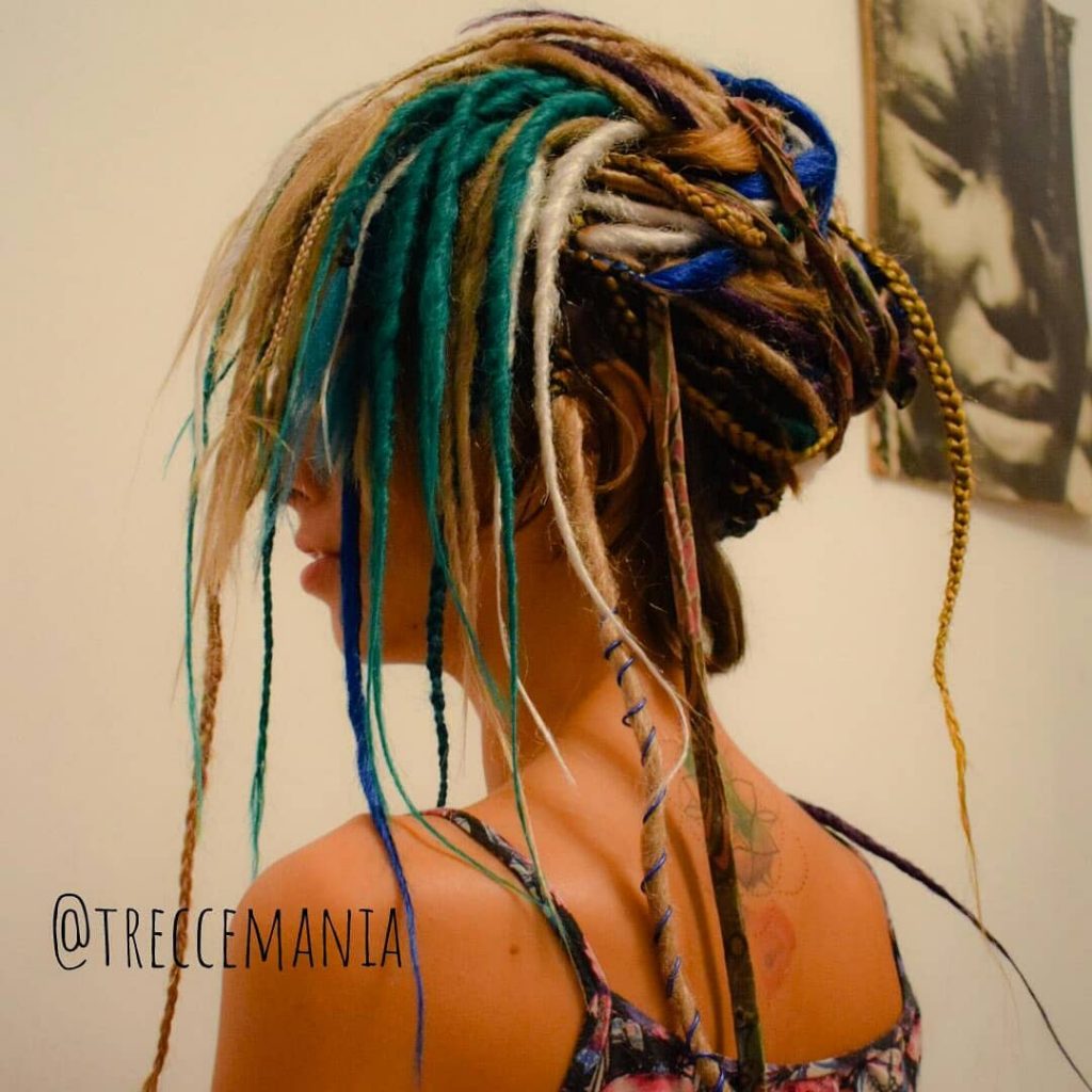 trecce capelli con fili colorati