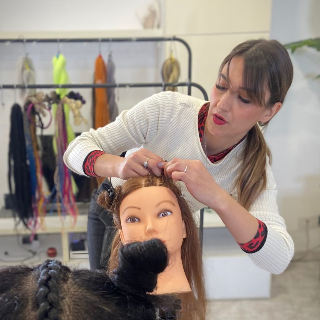formazione individuale braider allieva seguita individualmente durante una formazione pratica di trecce