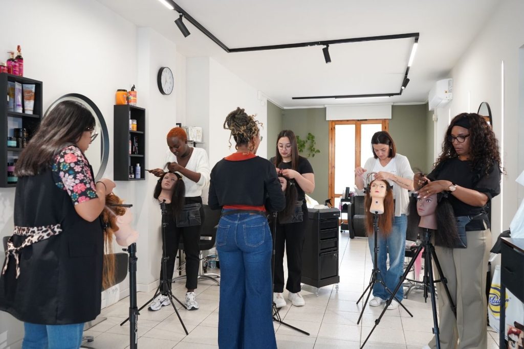 gruppo formazione braider firenze Jenita Allen segue un piccolo gruppo di allieve durante una formazione pratica in presenza